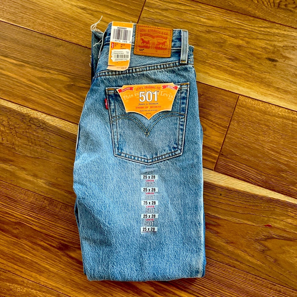 Ripped Women’s Levi 501’s size: 25x28